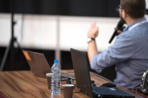 Organizacja konferencji w hotelu – co warto wziąć pod  uwagę?